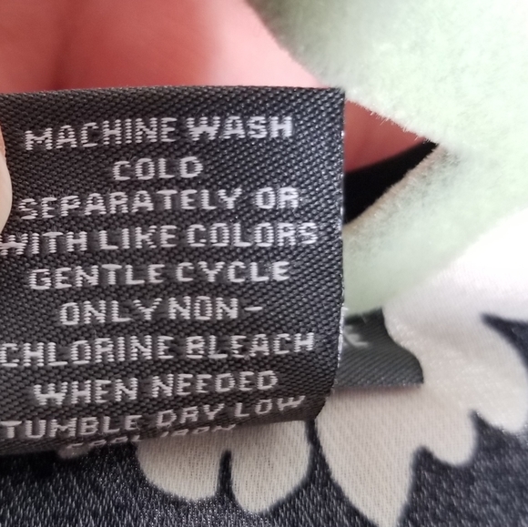 Chelsea & Theodore bell sleeve floral blouse - Picture 5 of 6